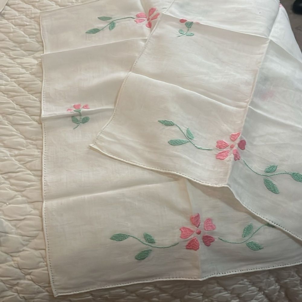 Floral Embroidered Linens Set - Picture 3 of 6